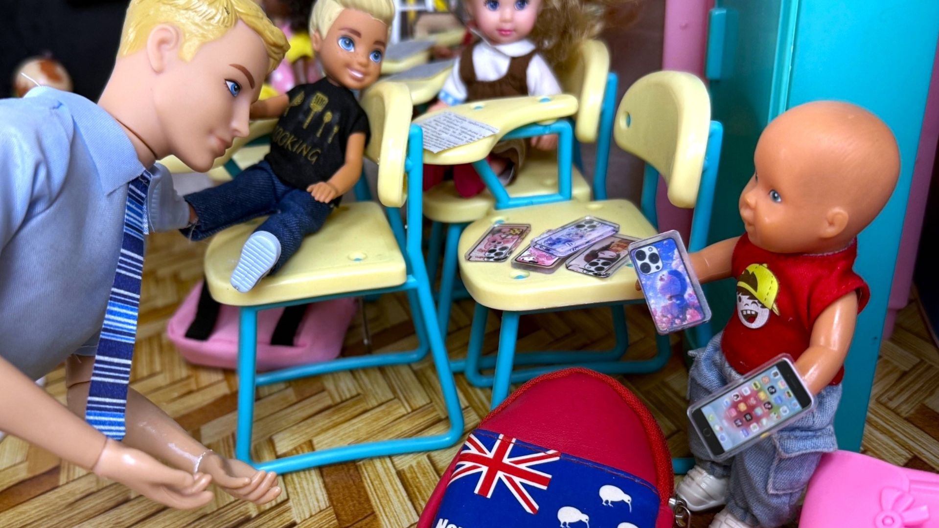 УКРАЛ ТЕЛЕФОНЫ У УЧИТЕЛЯ? НА ВПР! Катя и Макс веселая семейка куклы Барби в реальной жизни истории