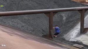 Строительство, разгрузка баржи со щебнем