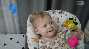 Малышки Яруша и Ева заняты каждый своим делом. 😇😇😁