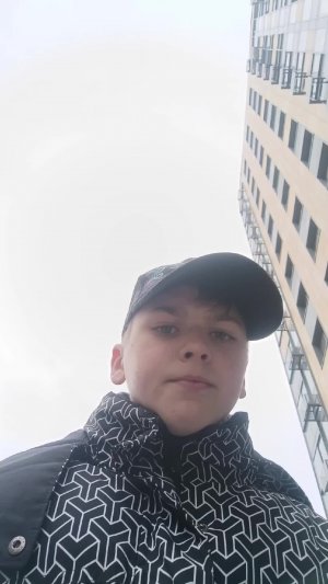 гуляем с сестрой и рассказываем истории.