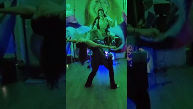 Выступление поток танца с шёлковыми веерами