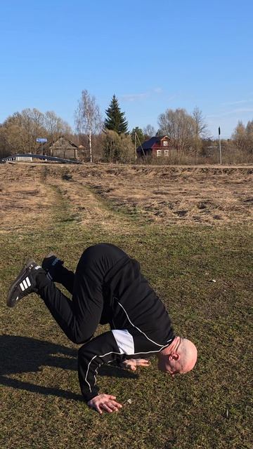 Попробовал пройтись на руках)