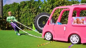 Дети готовят радужную лапшу для дяди