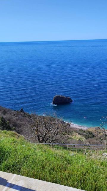 Яшмовый пляж поклонный крест звон колоколов Свято-Георгиевского монастыря.