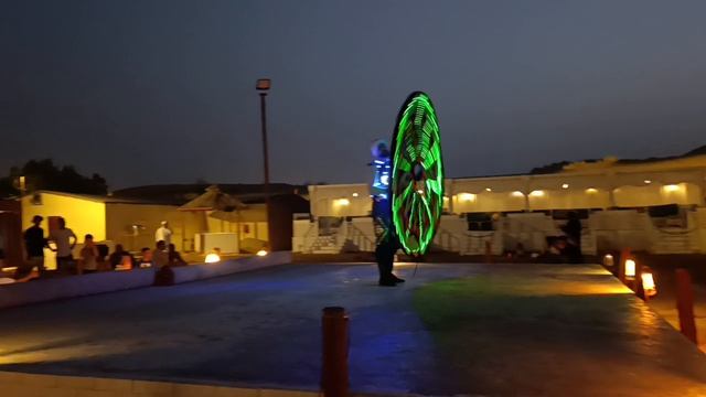 Танец с веером в сафари в Дубае