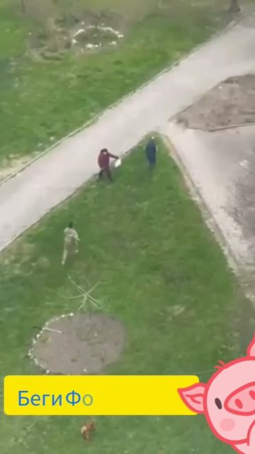 🤯 ТЦКшники привезли хромающего украинца с костылем, но он от них убежал.