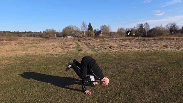 Попробовал пройтись на руках)