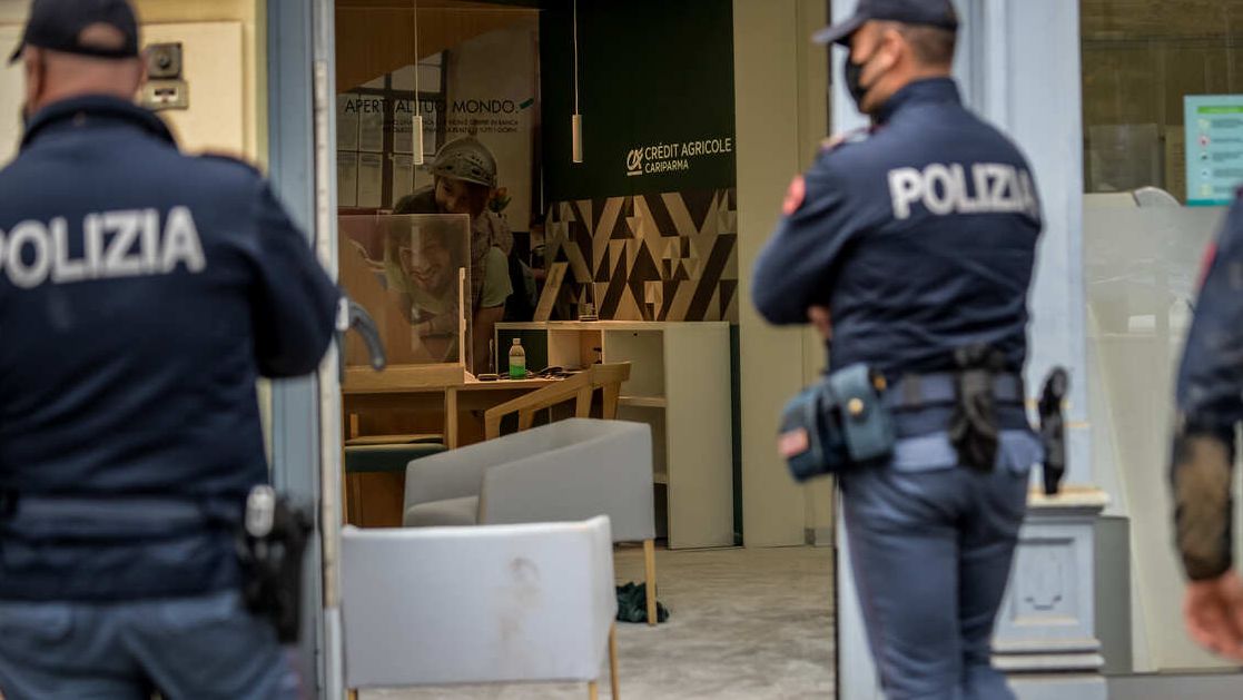 Грабители взяли в заложники более 10 человек в банке в Италии