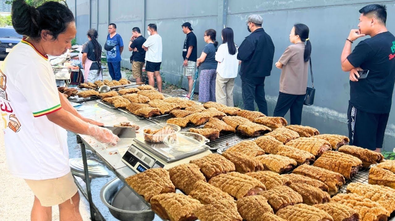 Хрустящая свиная грудинка весом 300 кг была распродана за 2 часа. Тайская уличная еда