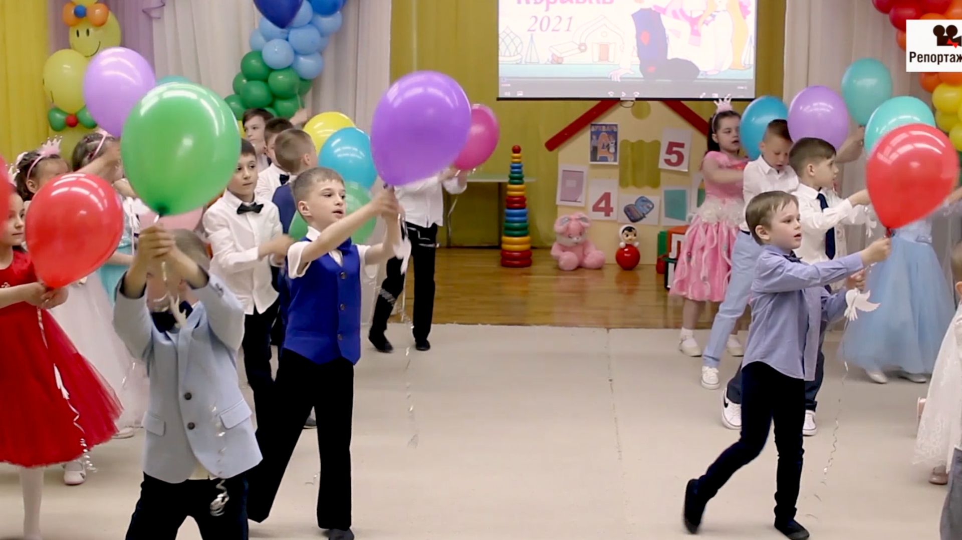 Танец с шариками на выпускном в детском саду - заказать видеосъемку выпускного в описании