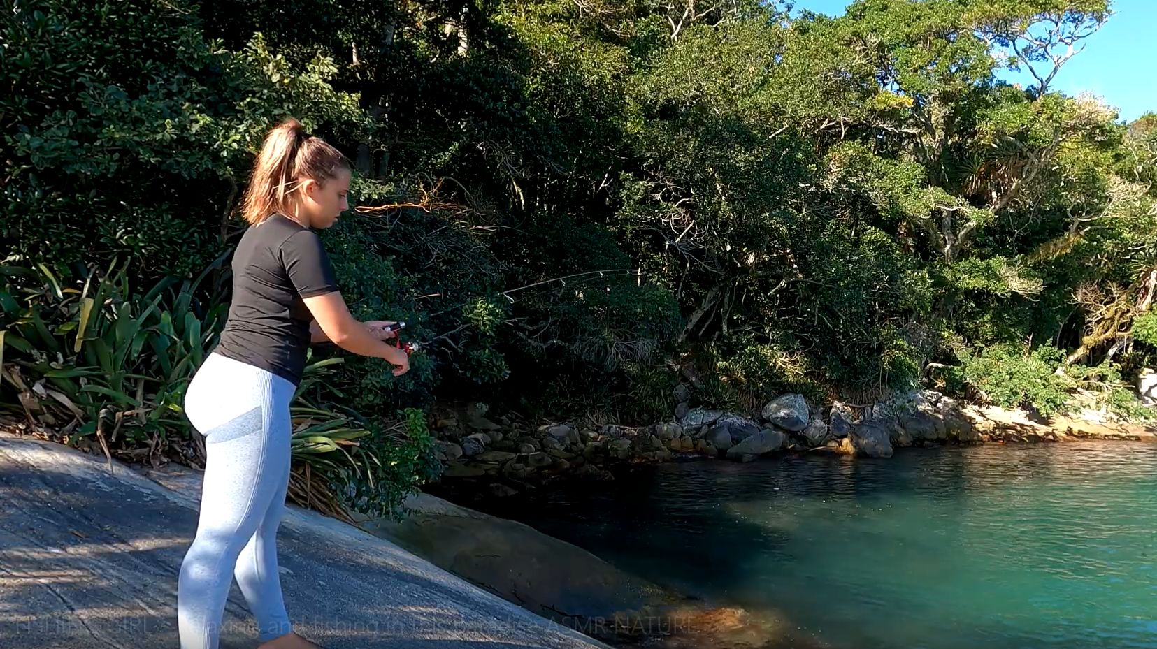 Красивая бразильская девушка ловит рыбу на природе. Ловит на спиннинг. Готовит еду. Выживание.