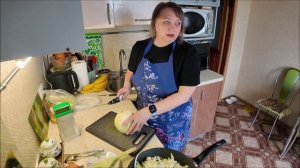 Накормила семью: наваристые ЩИ, нежная тушёная капуста и салат "Пекинка с копчёностями