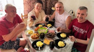 Мукбанг ПОМОГИТЕ Наташа нас ЗАКАРМЛИВАЕТ! Нашли ВИНО и ТОРТ в холодильнике) Продолжили ПИРОВАТЬ ужин