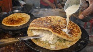 Хрустящая снаружи, сливочная внутри  Уличная еда Малайской Паратхи. Индия