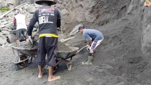 Строительство, шахтёры собирают песок, обзор карьера