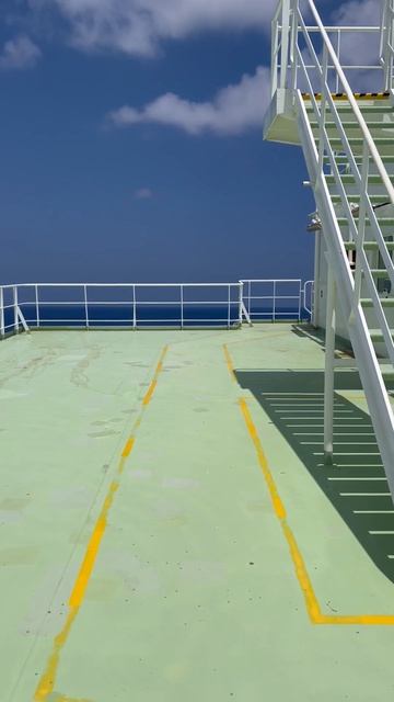 Почему у Джека Воробья такая странная походка?