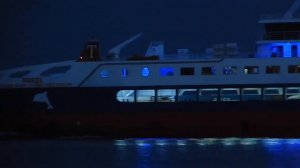 В Керчи паром идёт мимо набережной