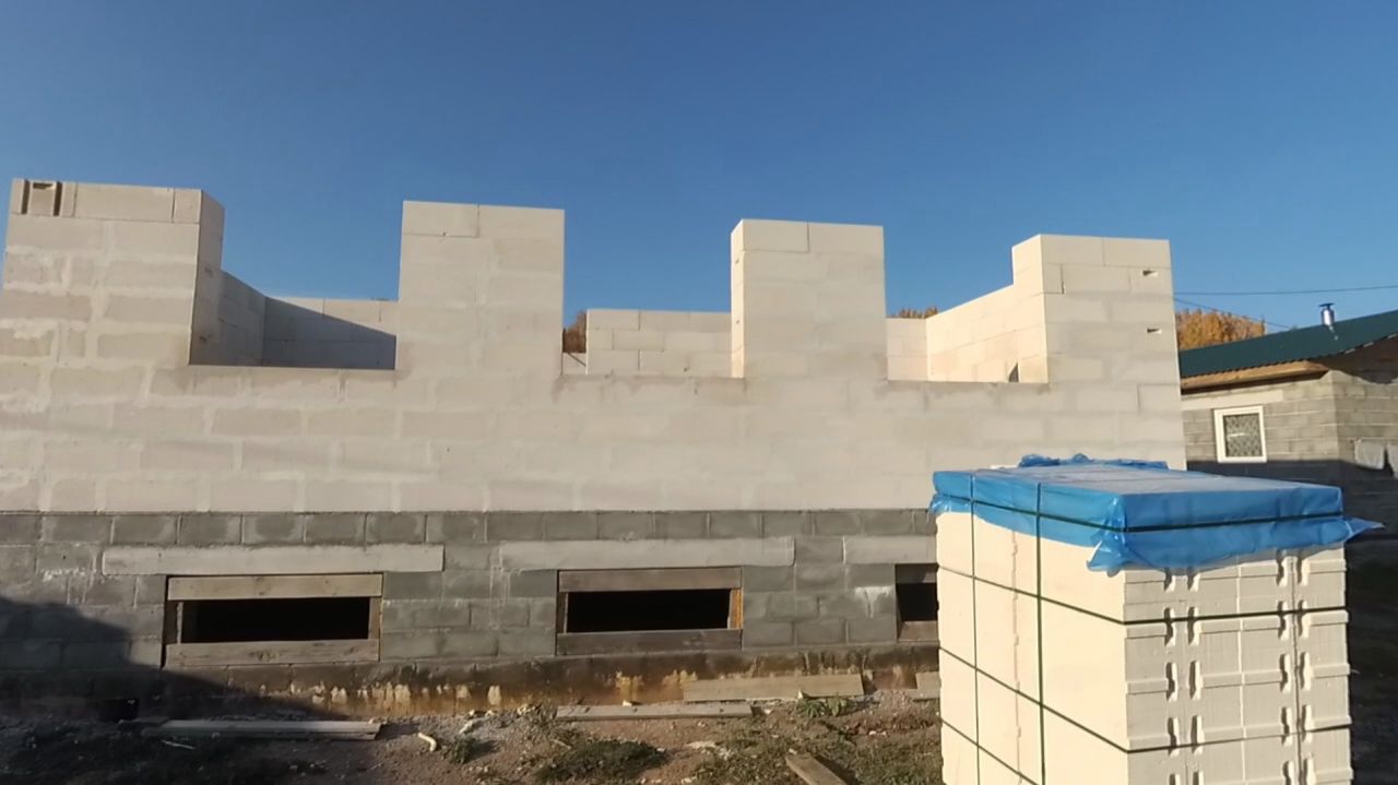 Строительство дома из газоблоков на клей-пену своими руками. 2 часть - армирование и кладка окон.