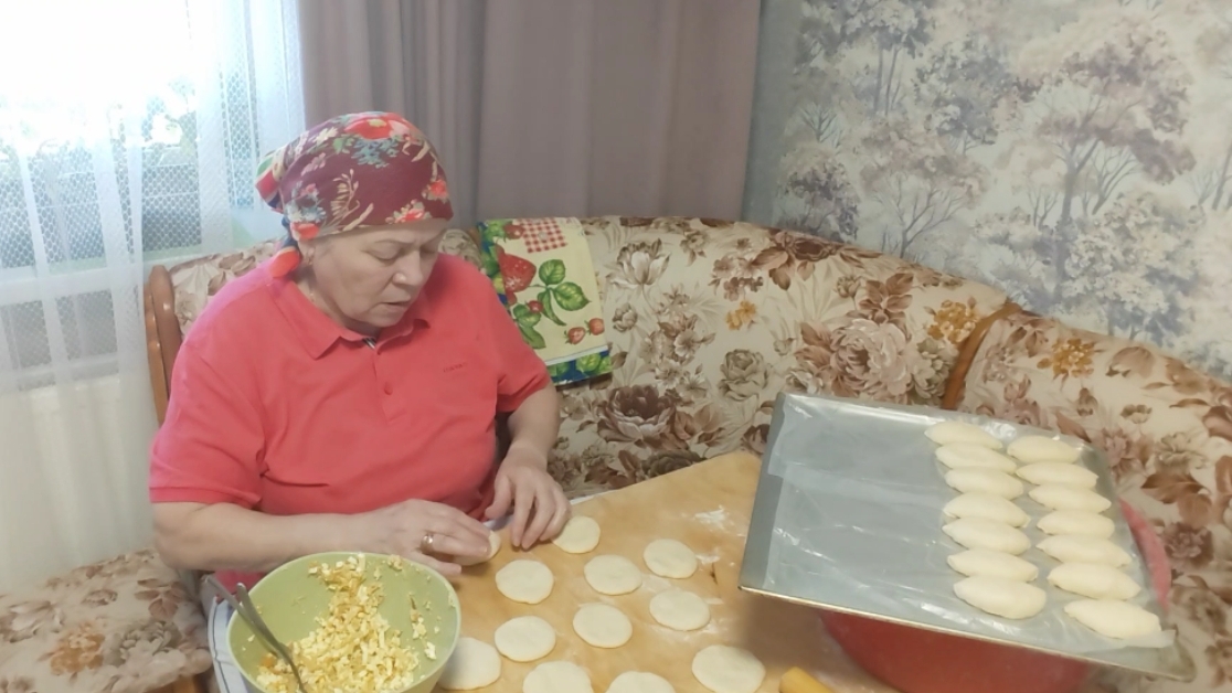 Жизнь на пенсии // каша ячневая // пирожки  с капустой , жарю в масле //