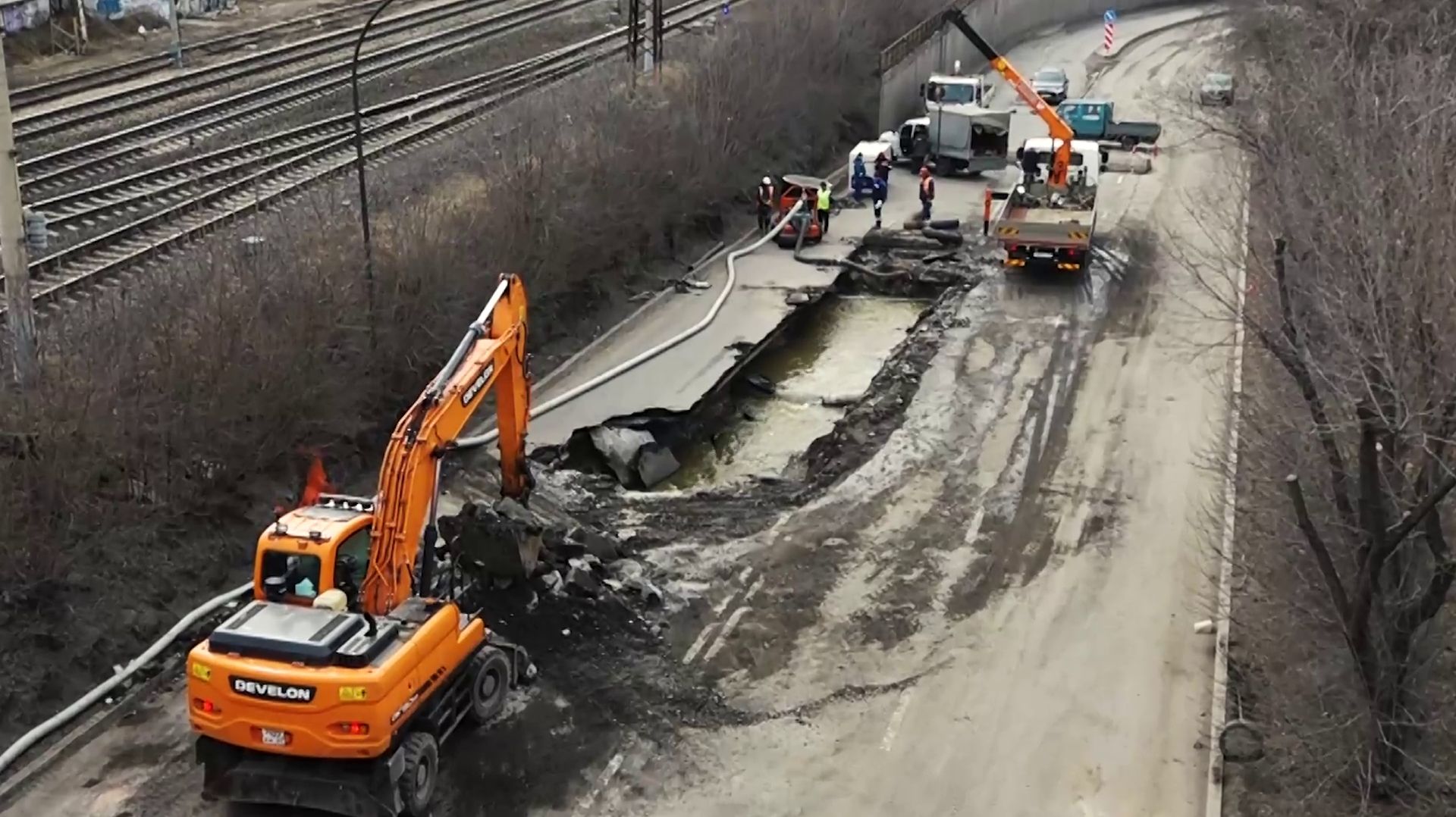 ДО ПЕРВОЙ ТРУБЫ НЕЛЬЗЯ: УСТРАНЯТЬ ПОСЛЕДСТВИЯ ЧП НА СЕМАФОРНОЙ БУДУТ МЕСЯЦ