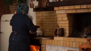 Приготовление старомодных крепов на завтрак в деревенском саду