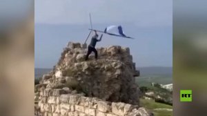 لبناني يزيل العلم الإسرائيلي عن قلعة شقيف جنوب البلاد (فيديو)