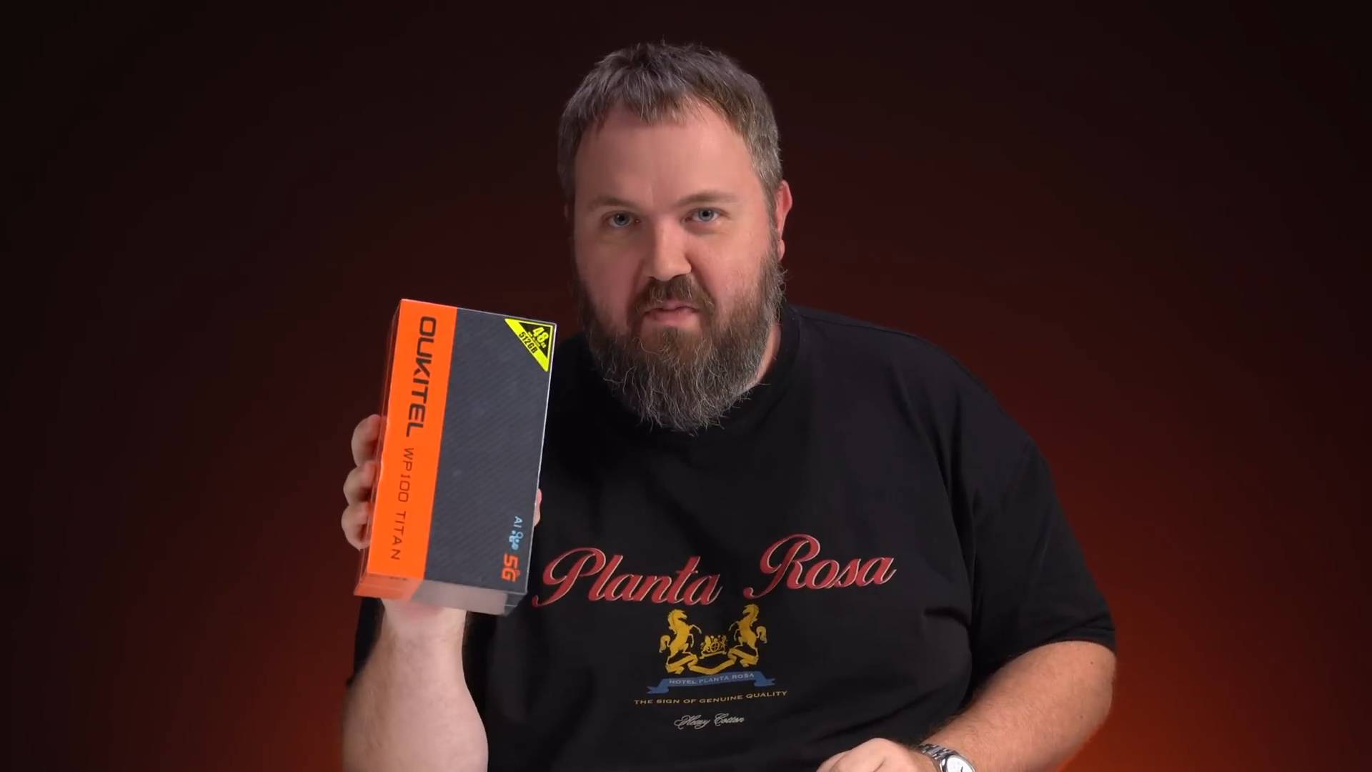 Распаковка: Смартфон с батареей 33.000 мАч, встроенным проектором, открывашкой и ручкой... Но зачем?