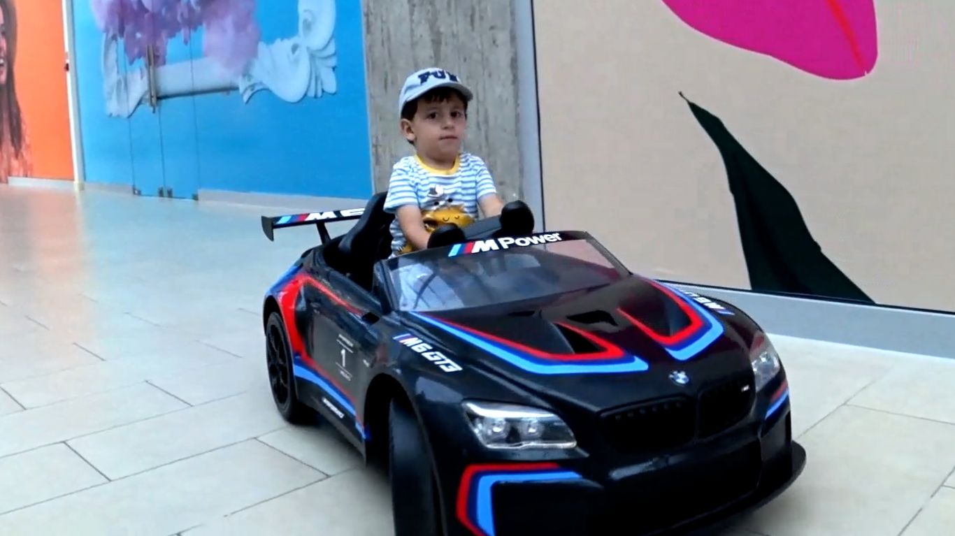 Эрик едет на спортивном  машине