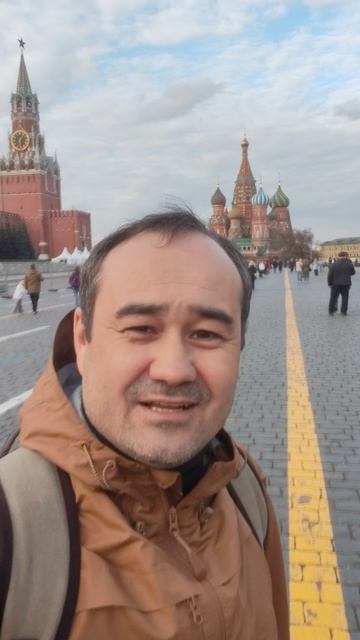 А какая бы Вам песня в голову первую очередь пришла на Красной площади?