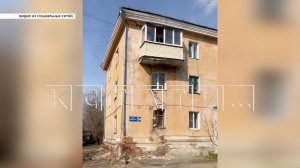 Огромная трещина на глазах жителей разрезала многоквартирный дом, и он стал рушиться