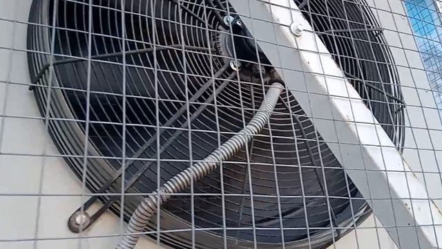 холодильный агрегат от морозильника с мороженым. Морозильный агрегат.