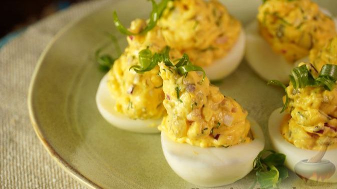 ФАРШИРОВАННЫЕ ЯЙЦА С МАРИНОВАННЫМИ ОГУРЦАМИ