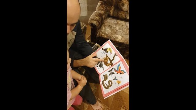 Теошка изучает энциклопедию с папой