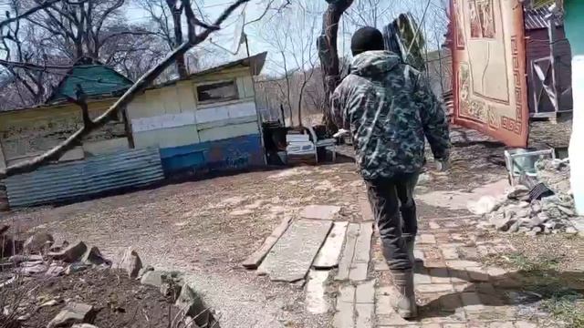 Виталик в болото полез по другому ни как.Высадила клубнику сортовую