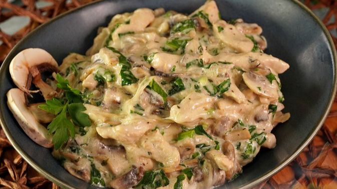 КУРИЦА В СЛИВОЧНОМ СОУСЕ С ГРИБАМИ И ЧЕРЕМШОЙ