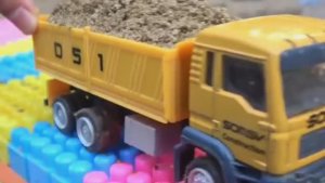 Мультик про машинки. Машинки едут по грязи. Строим мост. Машинки едут по мосту