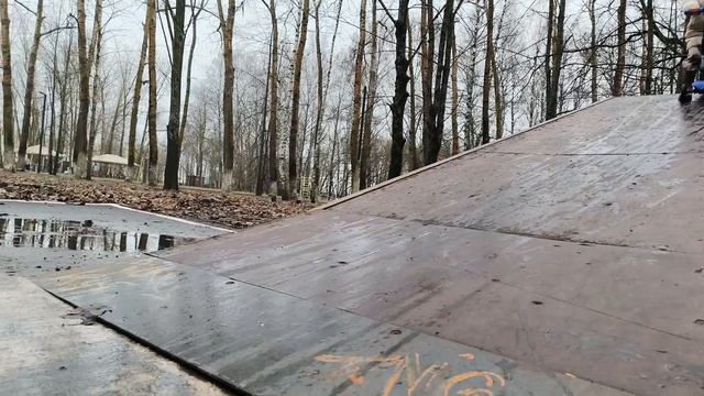 Костя и Ксюша катаются на самокатах. Ксю_Костя.ру