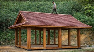 Мужчина строит деревянный дом своей мечты. Жизнь во Вьетнаме