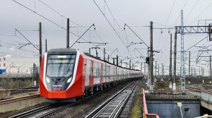 ЭС104 035 "Финист" сообщением Ораниембаум - Санкт-Петербург, на пл. Ленинский проспект