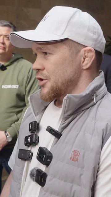 💥Чемпион UFC Пётр Ян прилетел в Дагестан, чтобы лично помочь семьям, пострадавшим от наводнения👇