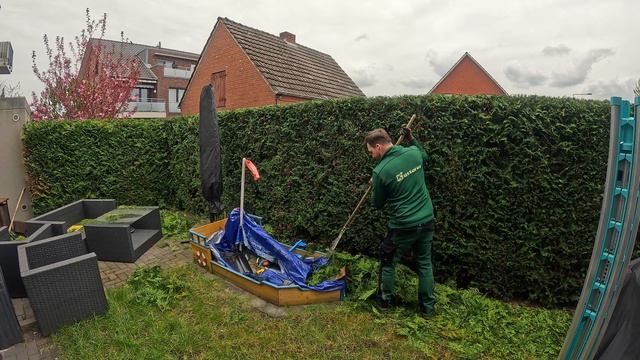 Разгневанный сосед встретил меня сразу после того, как я закончил работу