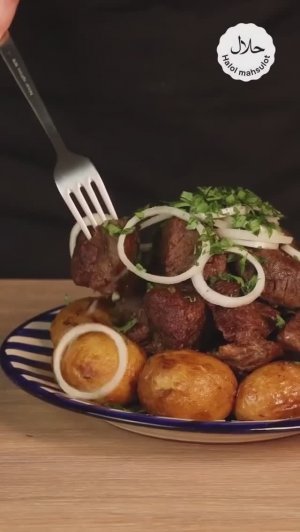 Сочное мясо и золотистый картофель, томленные в казане .