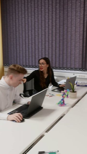 сотрудники спасают интернет в пилоте сериала 