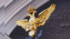 Герб несуществующей Империи. Почему двуглавый орел висит на зданиях от Америки до России ?