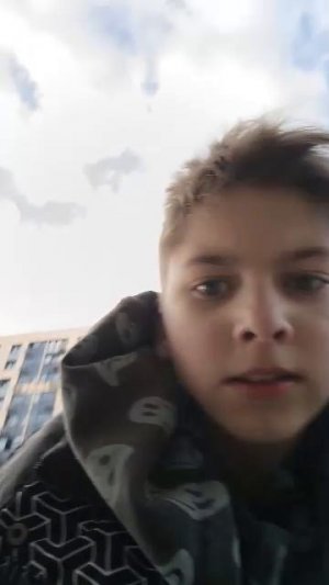 делают трюки на самокате