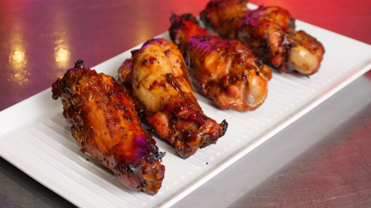 Крылья индейки в керамическом гриле Green Kamado