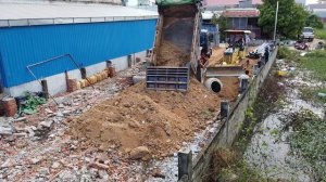 LANDFILL Delete Cracked Old House Use Bulldozer D21A & 5ton Truck.