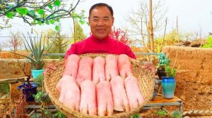 Свиные ножки, сваренные целиком и политые острым соусом. Кухня Китая