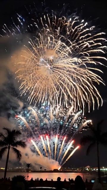 Фейерверк над озером: волшебный вечер #фейерверк #праздник #ночнойпейзаж