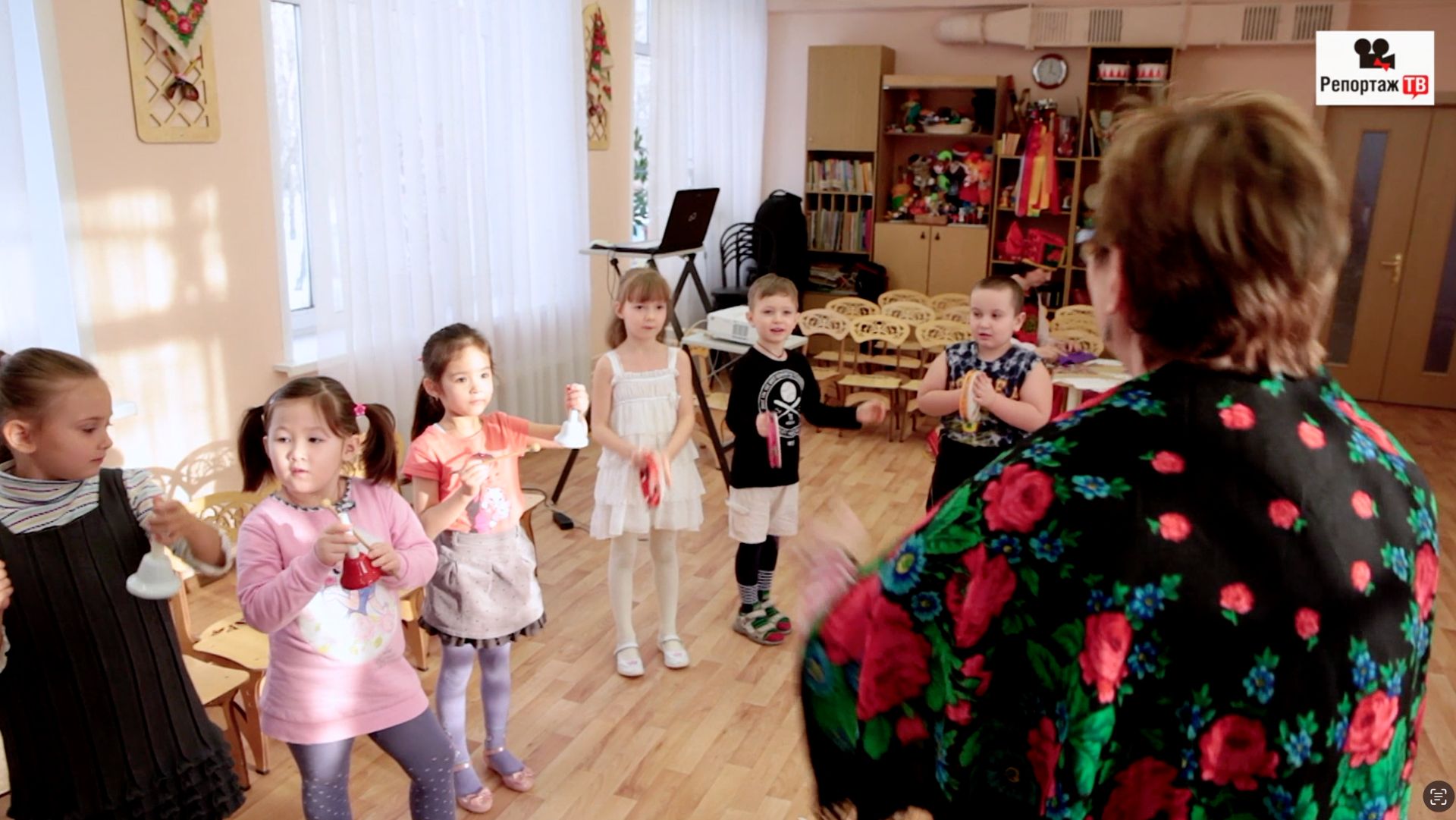 Младшая группа знакомится с музыкальными инструментами на уроке истории